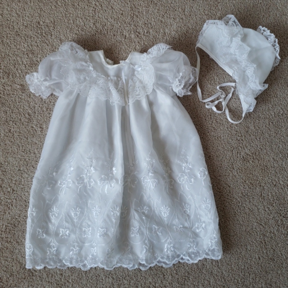 Gorgeous lace baby Christening dress/bonnet